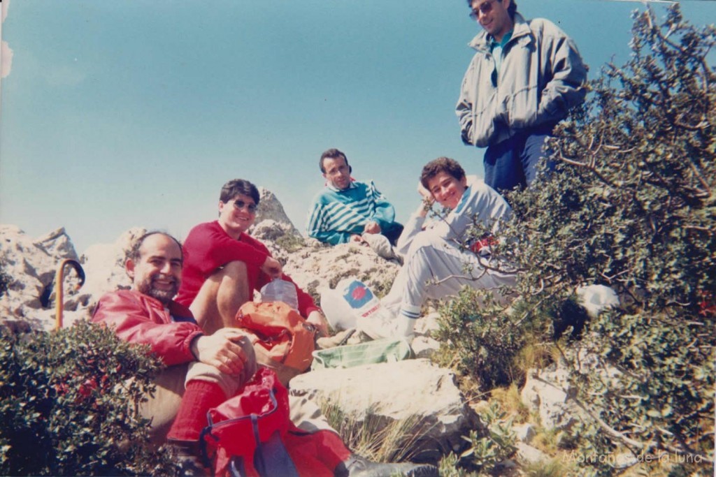 Cima del Puig Campana, 1.409 mts. de izquierda a derecha: Alfonso Lorezo, Miguel Ángel, José María, Francisco José Grima y Paco Quiles